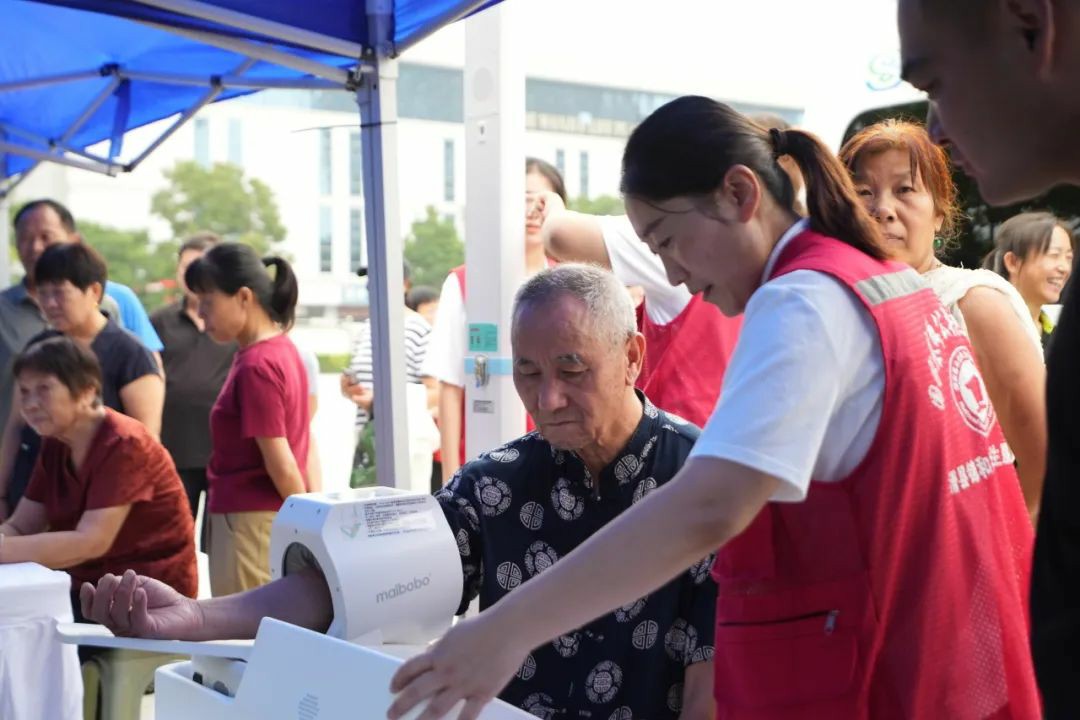 流动医疗暖民心·签约服务进万家! 永盈会民生体检巡诊车助力滑县医共体建设